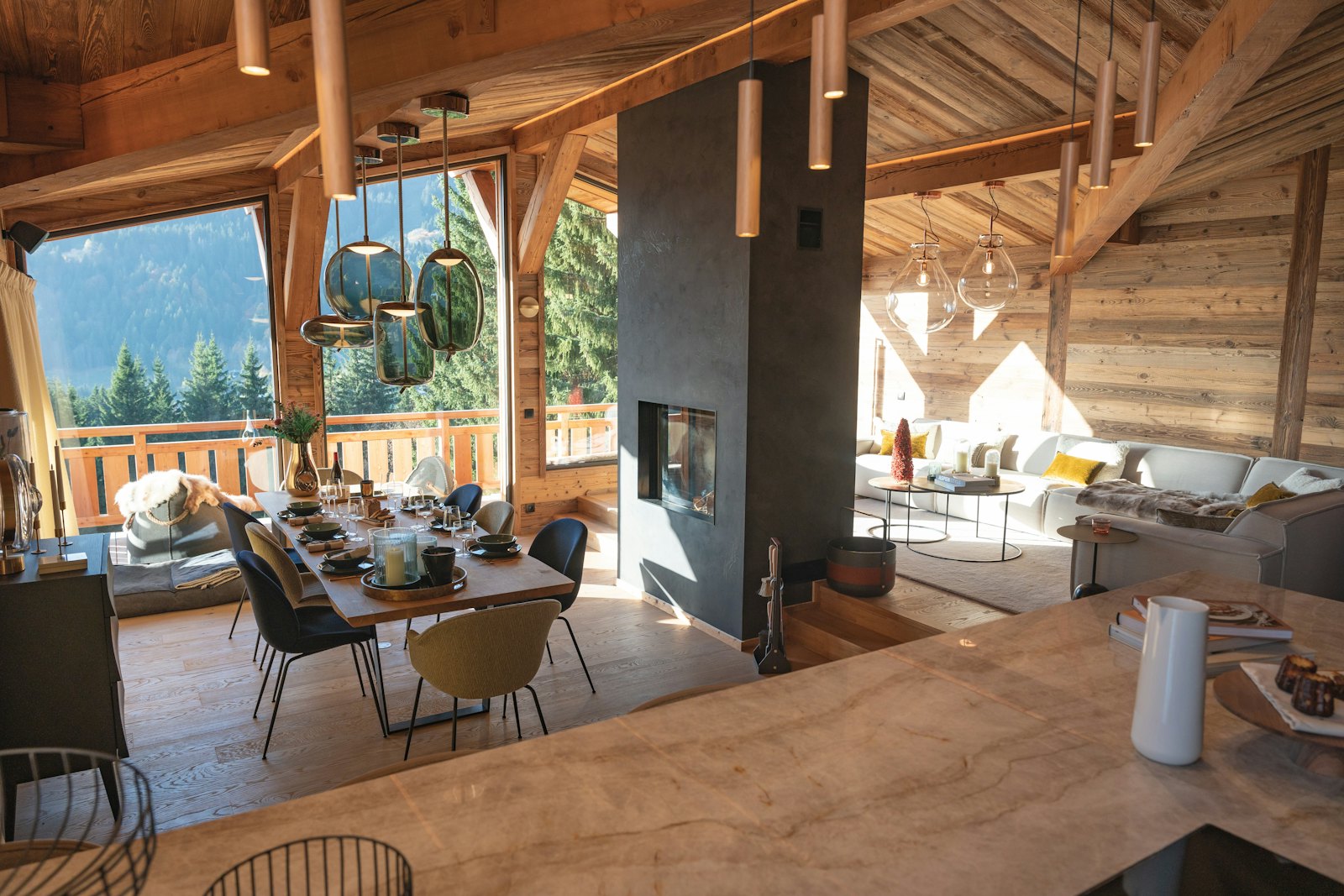 Intérieur d’un chalet contemporain avec vue montagne
